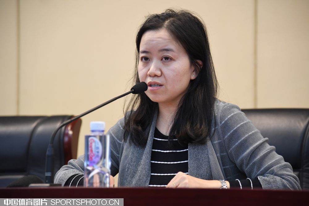 *会两**上“她们”在闪光