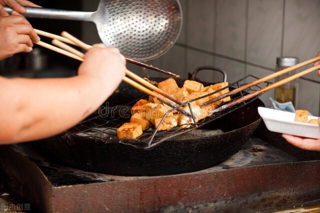 摆摊卖臭豆腐需要什么,摆摊卖臭豆腐一个月能赚多少钱