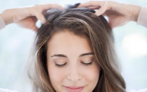 头皮上反复起脓包是怎么回事,头皮上长红疙瘩脓包头皮屑特别多