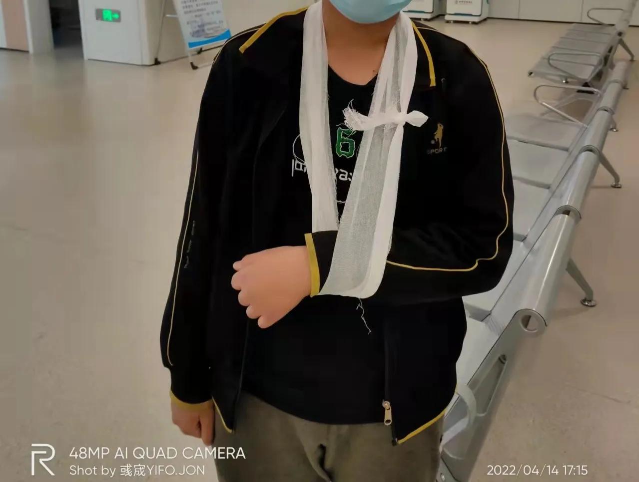 在学校手摔伤了怎么解决,学生在回家途中摔伤谁有责任