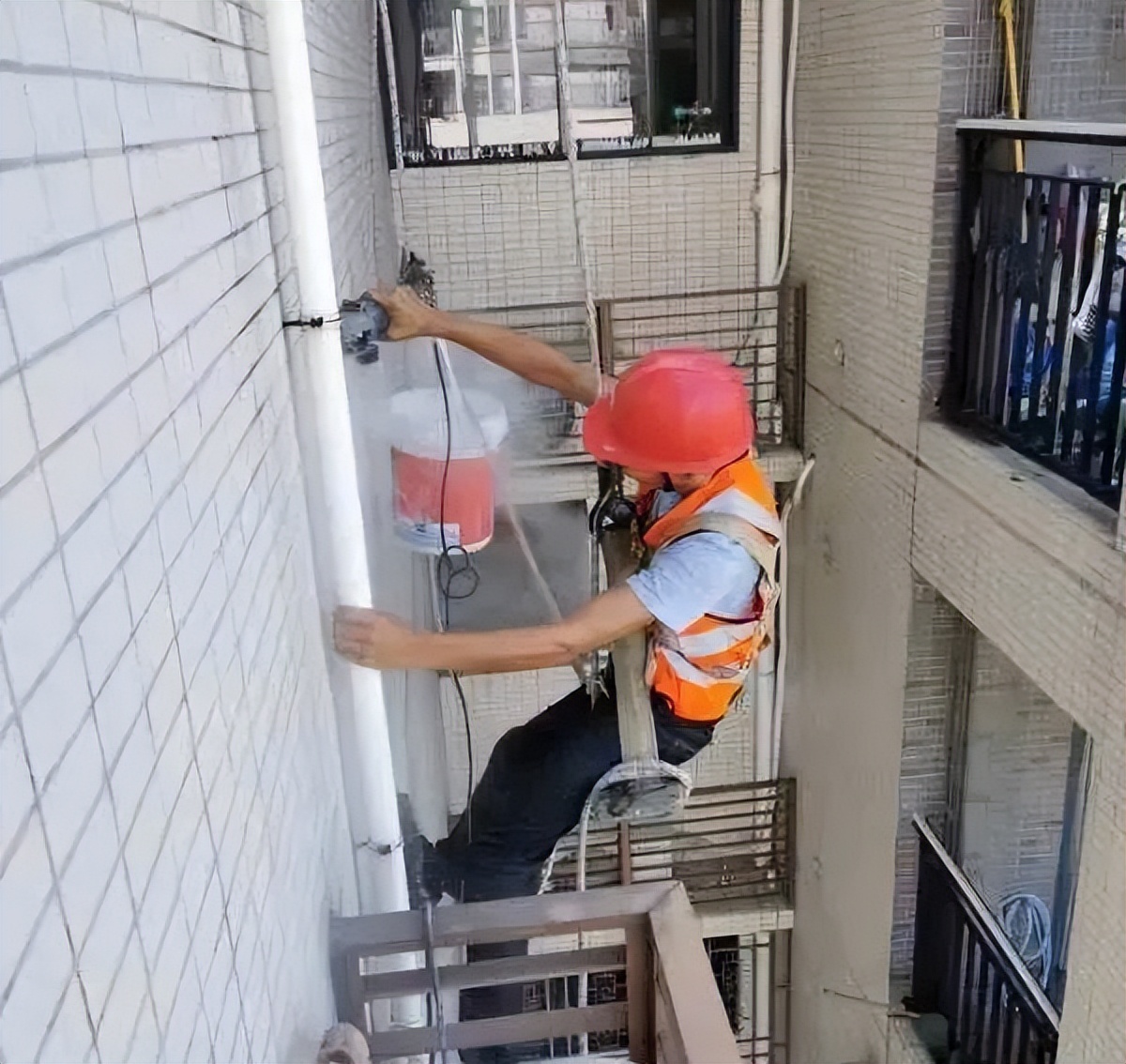 十年的楼房楼顶防水漏水谁来修,房屋漏水怎么补漏最有效的方法