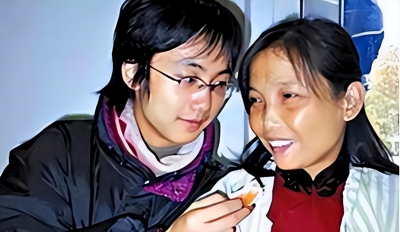 浙江小伙背着母亲上学，成全国道德模范，为何却变性参加选美大赛