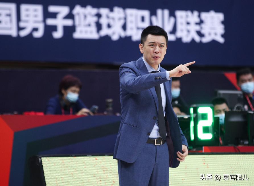 赵本山不仅现场见证辽篮夺冠，并设宴款待杨鸣，韩佳佟陪同出席！