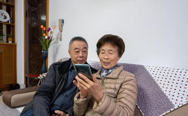 丈夫沉迷打牌老婆又打又骂,丈夫沉迷麻将妻子赶过去一看