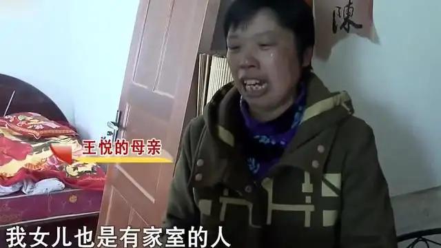 29岁姑娘抛夫弃子，执意嫁当姥爷的50岁大爷，男子：她能帮我赚钱