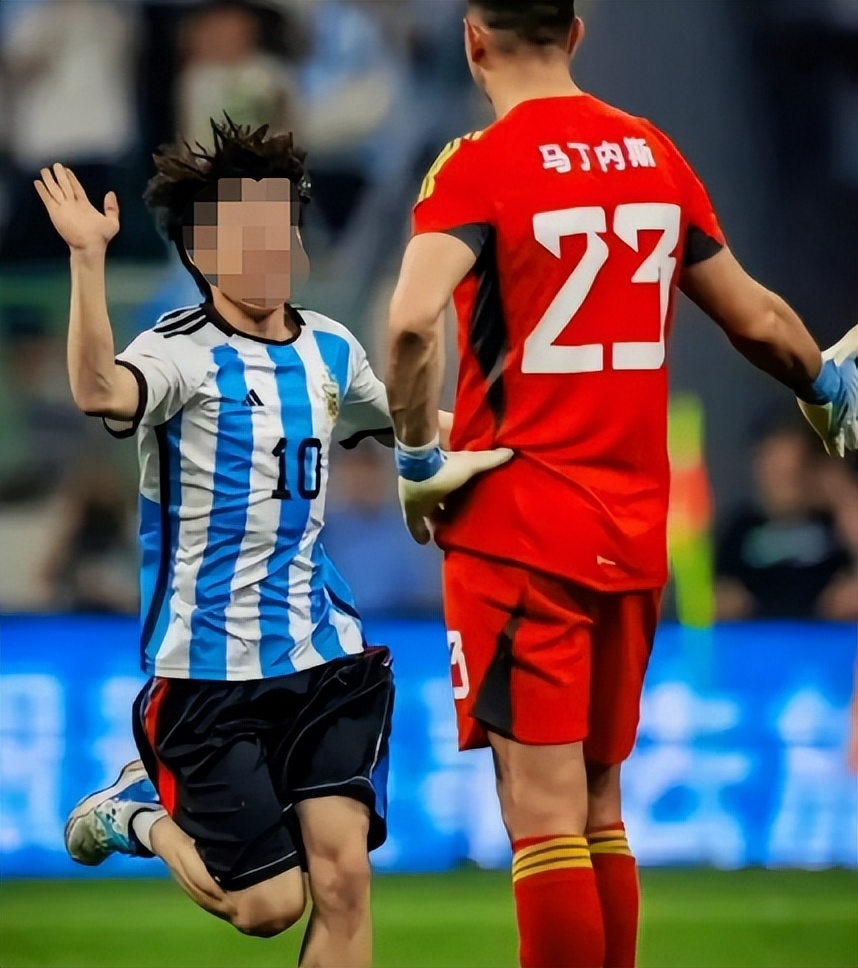 球迷冲进球场拥抱梅西被抬着离开,球迷冲进球场拥抱梅西最新消息