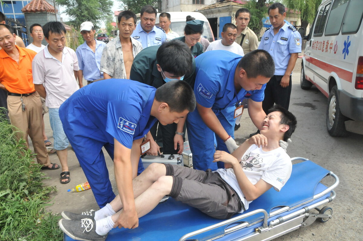 78岁老人晕倒后抽搐，体温高达40度？医生提醒：这是重度中暑