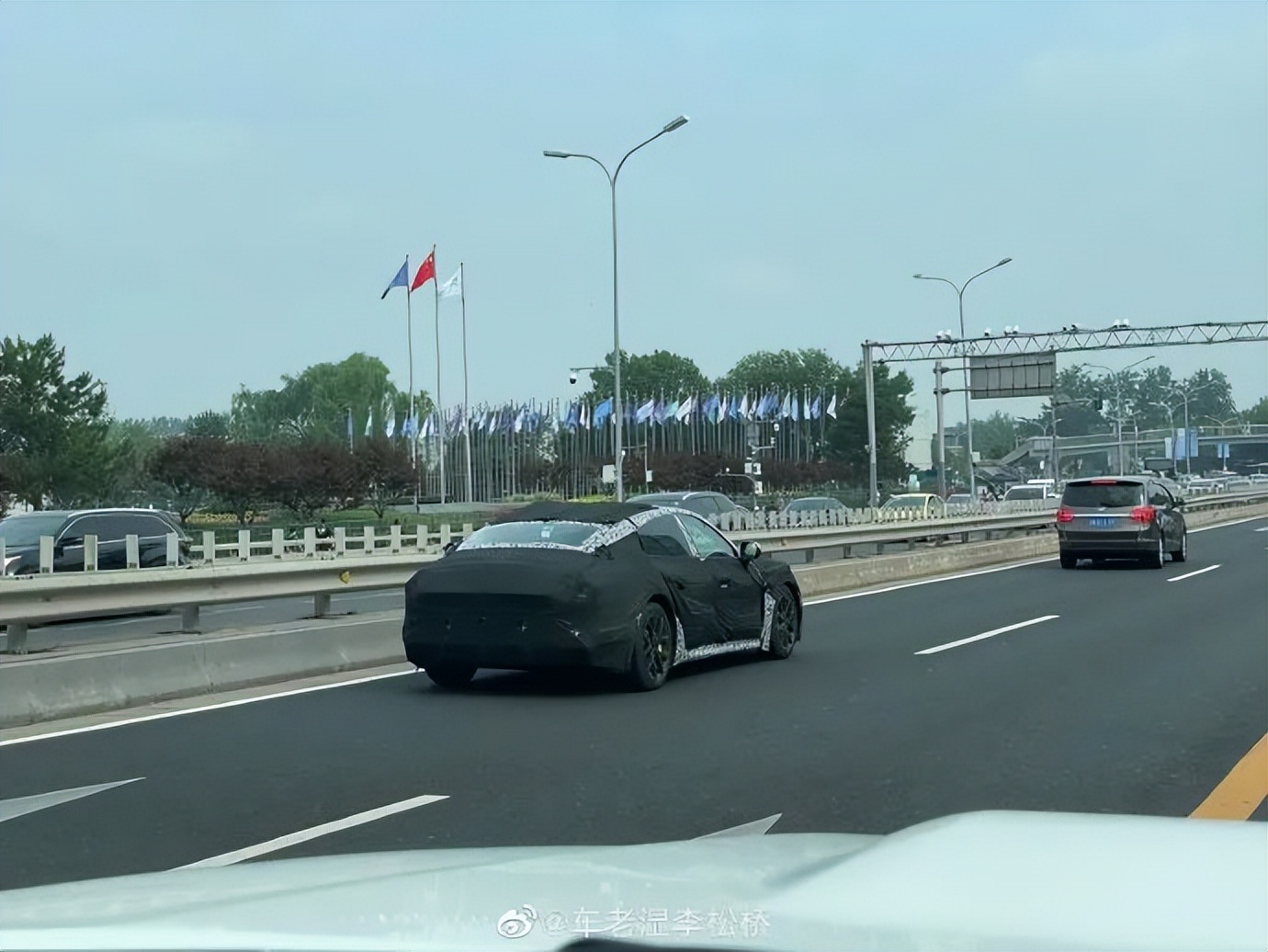 小米汽车首车谍照再曝光,小米纯电动汽车样车