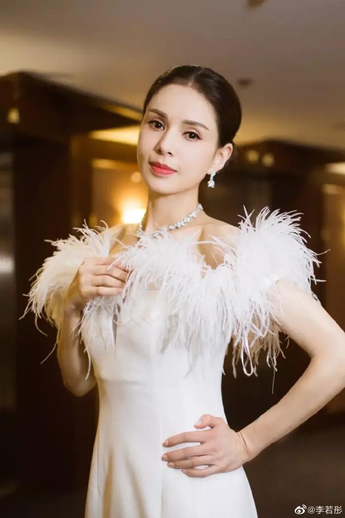 54岁李若彤身材照曝光,54岁李若彤身材曲线引发热议