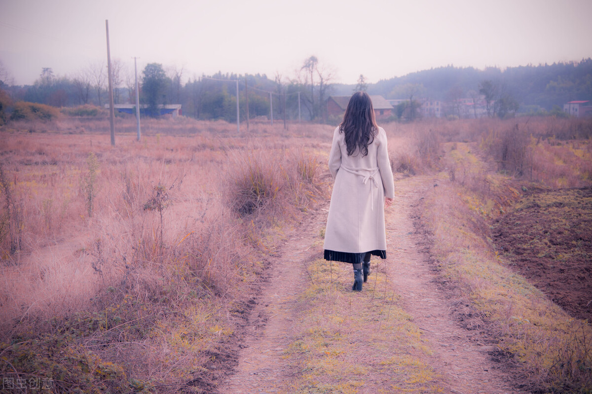 35岁富婆自述：孩子出生9天丈夫入狱，以死相逼求我养前任和孩子