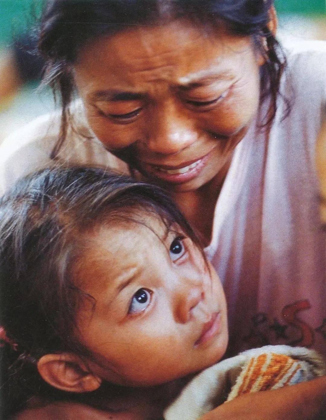 卑鄙龌龊老照片：*楼青**女子妖娆多姿，妇女露胸喂奶被孩子撕扯衣服