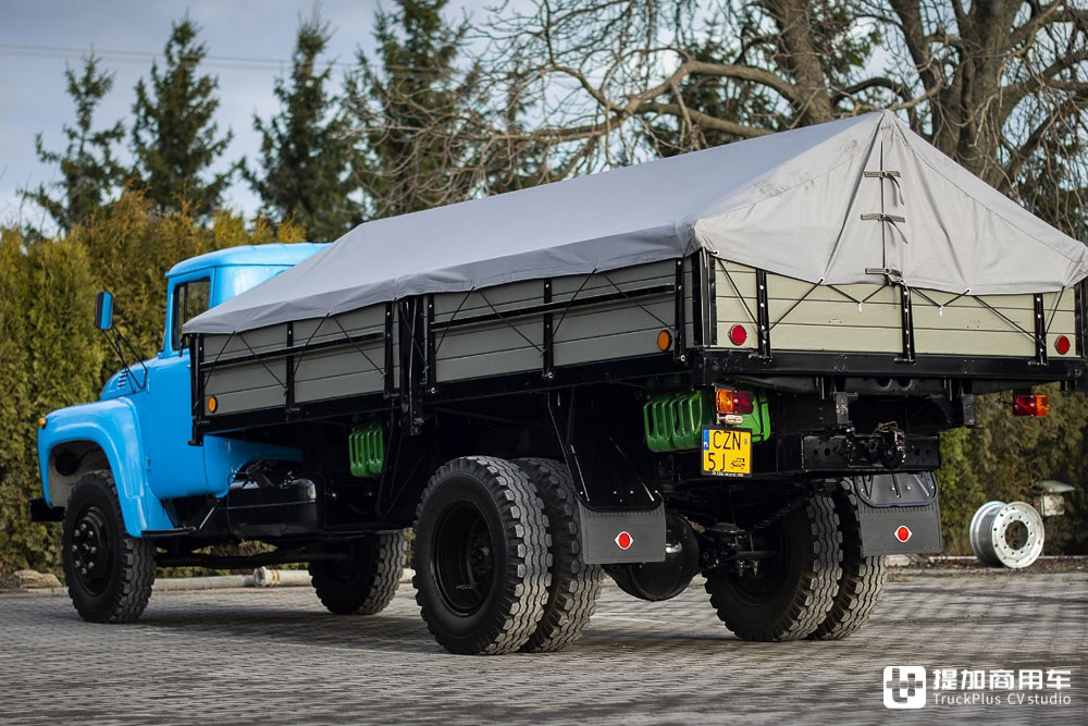 我军七十年代进口轻型卡车,吉尔zil-130