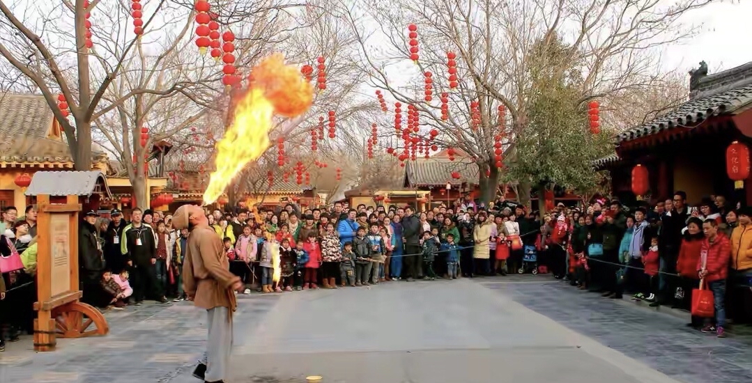 大年初一开封清明上河园人山人海,大年初一的清明上河园是人山人海
