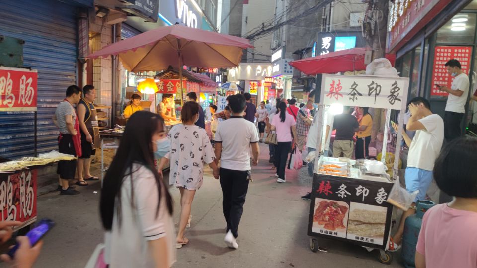 女大学生月入四千不够花，国际大都市西安真的不宜居？