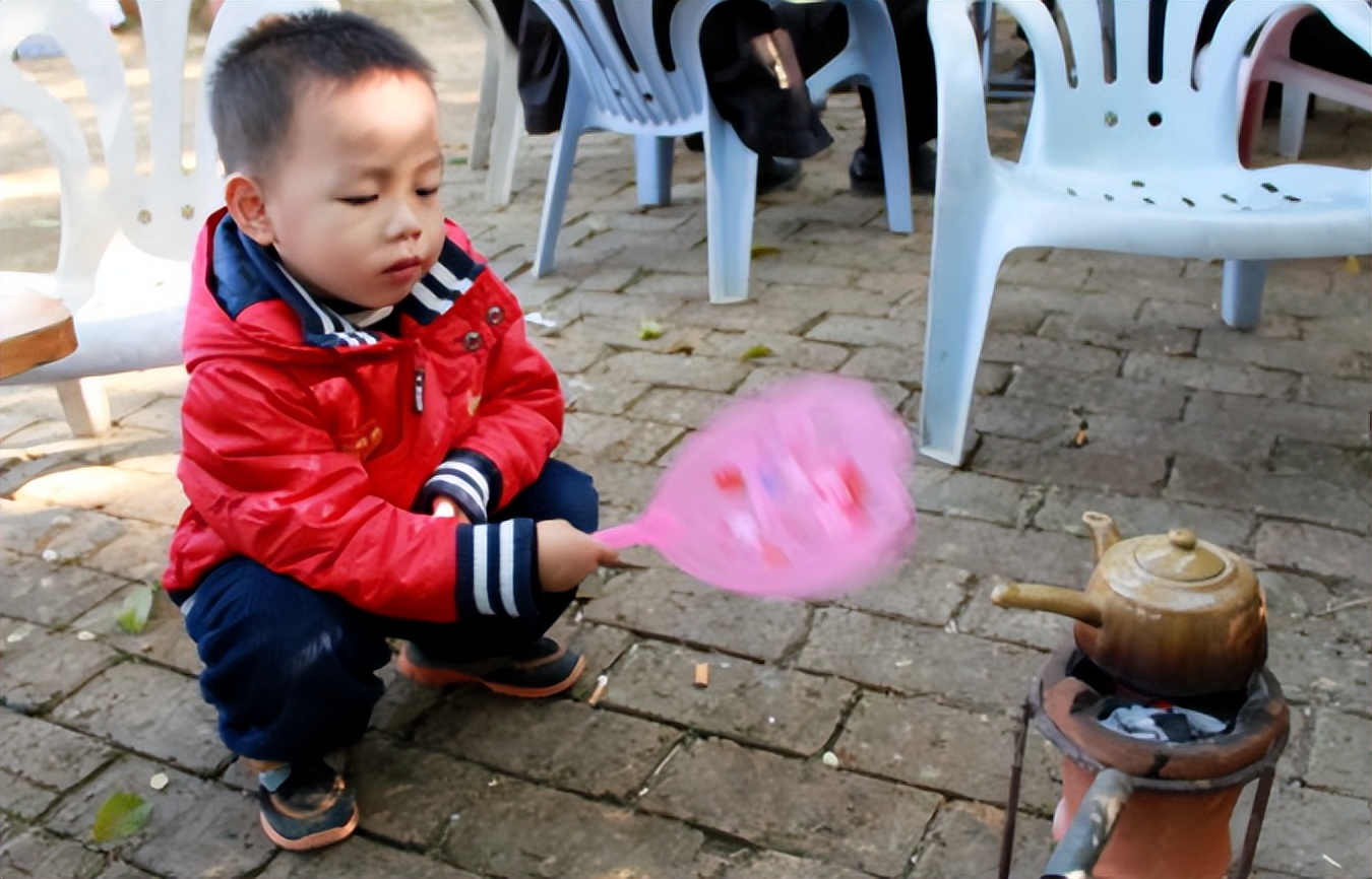 2岁宝宝误食胶水,宝宝误食了5020液体胶水怎么处理