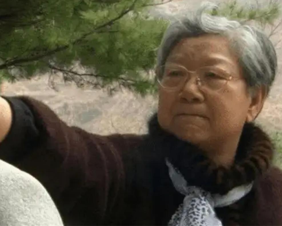 张文秋：毛主席双重亲家，两任丈夫皆烈士，02年身披*旗国**安详长眠