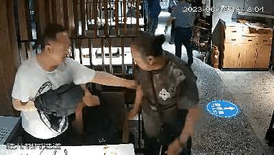 昔日好友反目成仇大打出手,昔日好友反目杀害父母