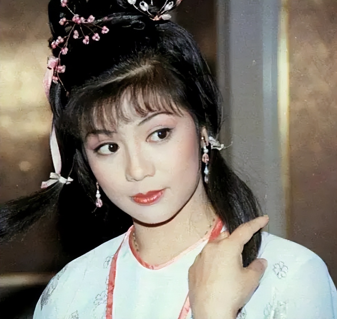 1985年，26岁翁美玲自杀后，为何身包五层锡纸？