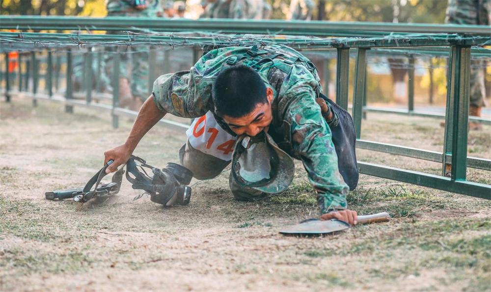 战味十足铁血男儿勇争排头兵,战味十足直击新兵训练现场