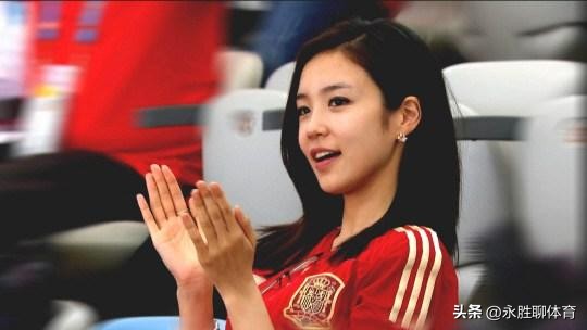 韩国女记者世界杯遭球迷搂肩,世界杯漂亮韩国女球迷
