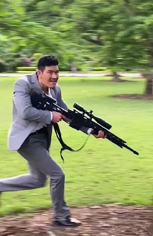 嘎子后空翻桌子视频,嘎子倒立下楼梯