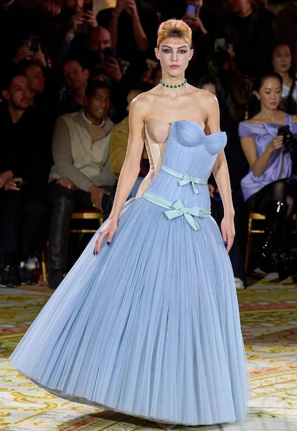 戛纳红毯范冰冰艳压群芳,范冰冰再次惊艳戛纳红毯