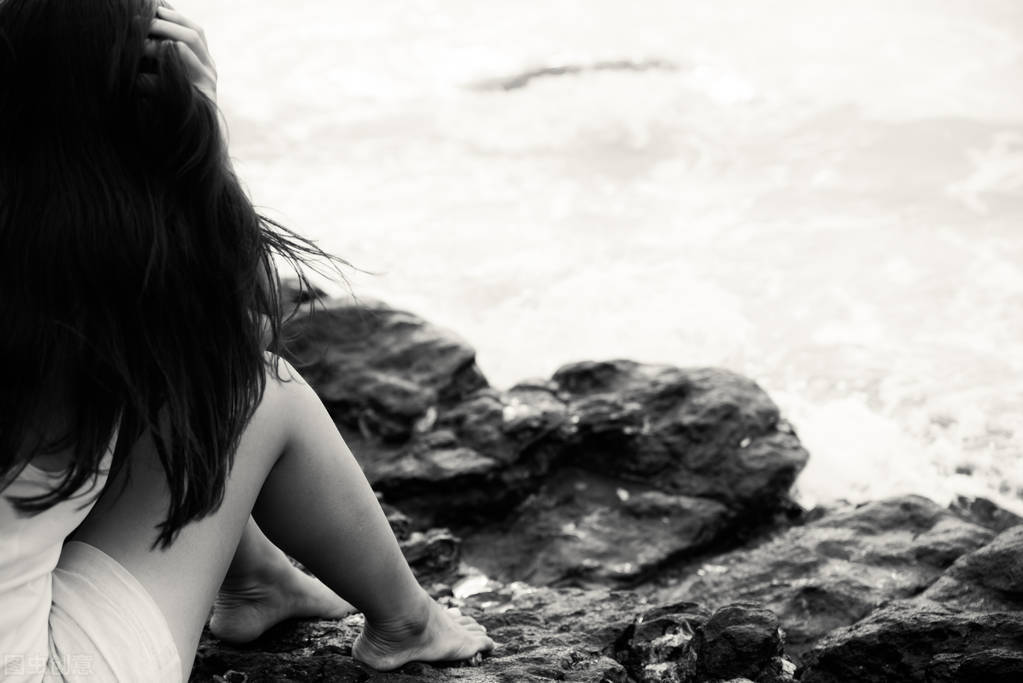 如何和沉默寡言不爱说话的人交流,人为什么越来越不爱说话变沉默了