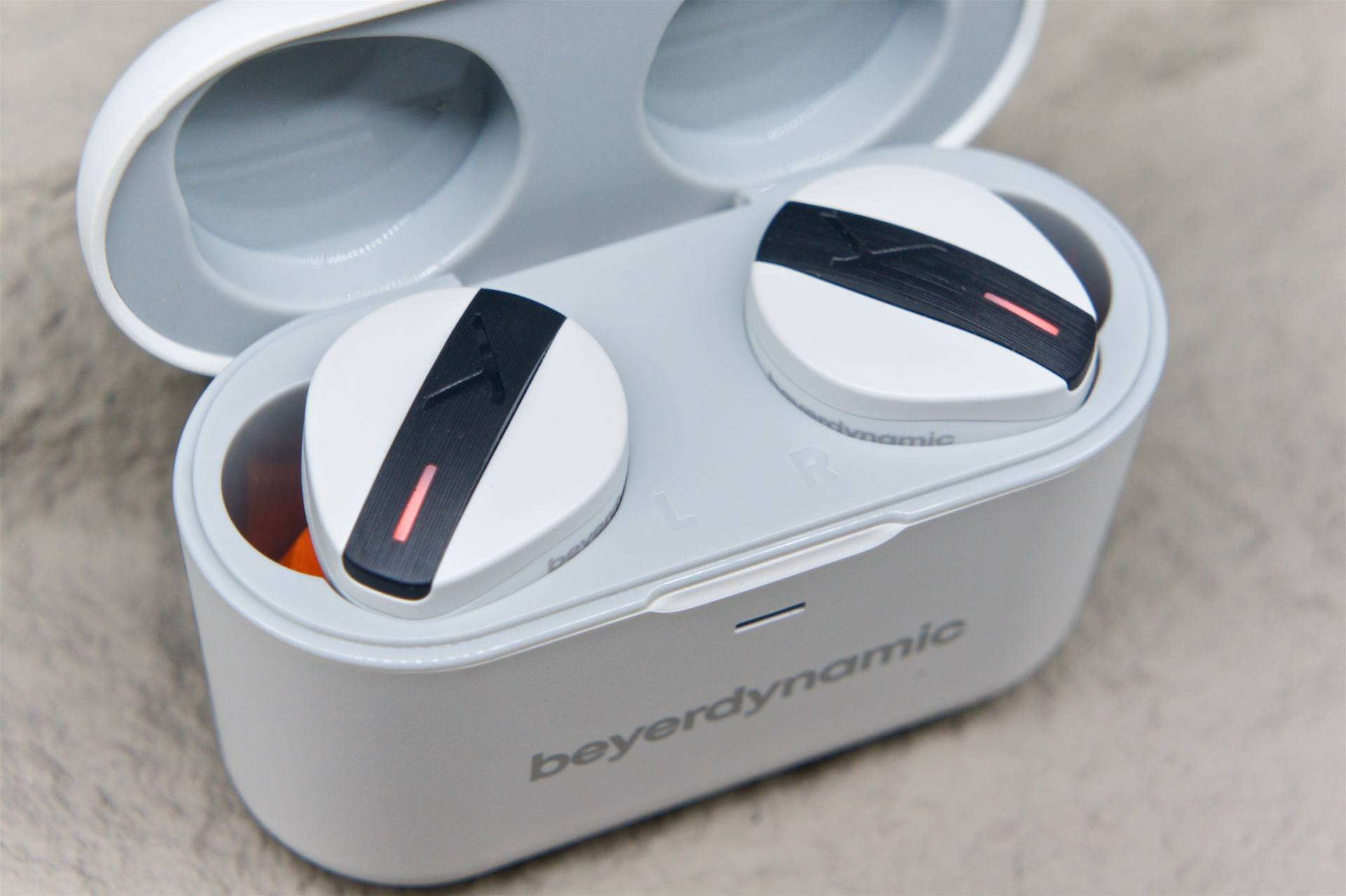 HiFi真无线耳机大乱斗！拜雅、舒尔、声阔、BW参战