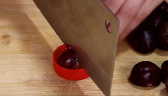 板栗用瓶盖怎样能去皮,板栗去壳一个瓶盖就能搞定