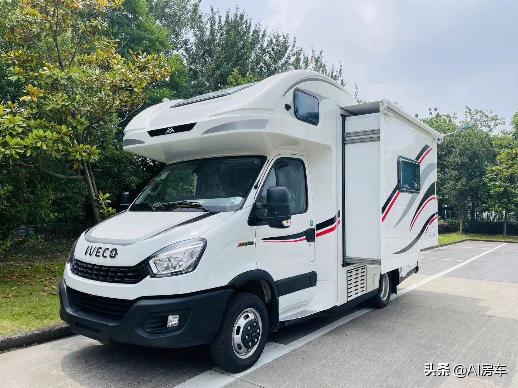 轻卡超大太阳能房车,800瓦太阳能配多大电池