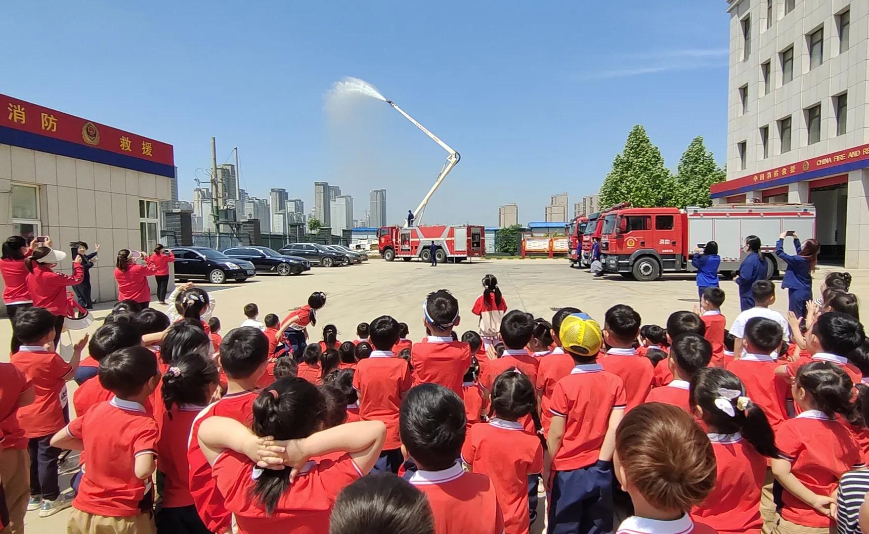 周口天明幼儿园：萌娃牵手“蓝朋友”致敬英雄“火焰蓝”