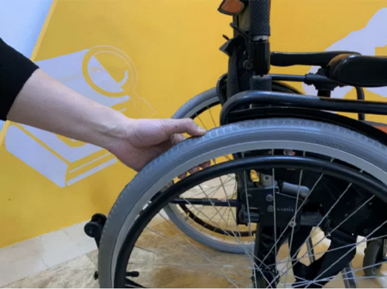 老年人专用轮椅怎么挑选,如何给老人挑选手动轮椅