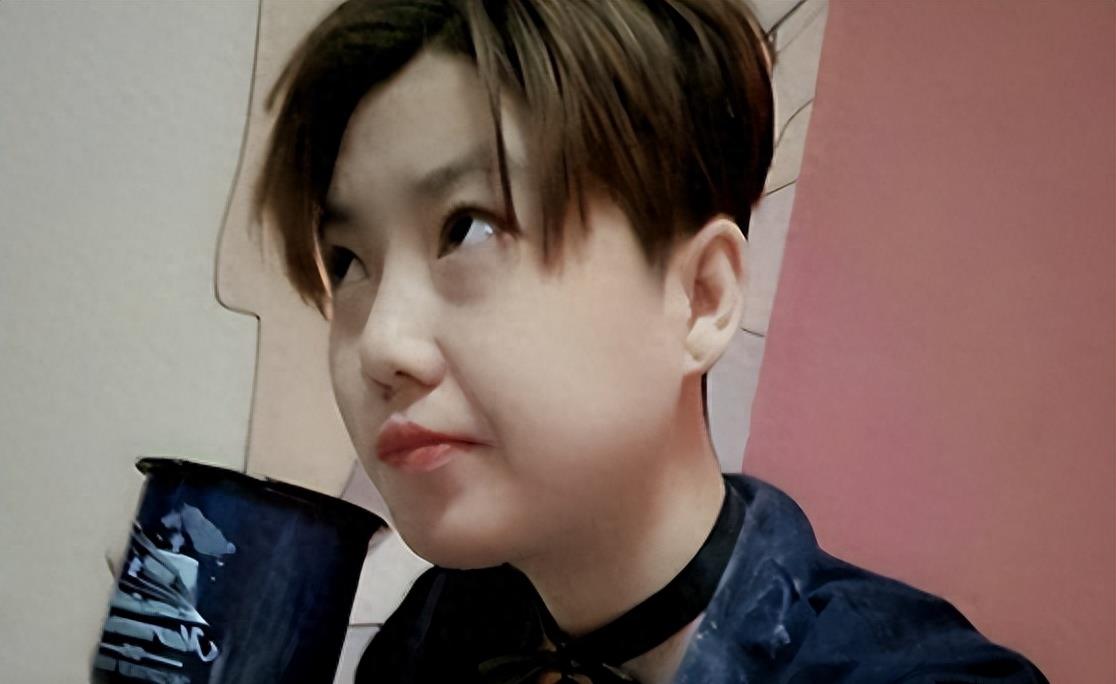 “网红模特”*筱雨张**,出道一年拍21套人体写真,现38岁仍单身未婚