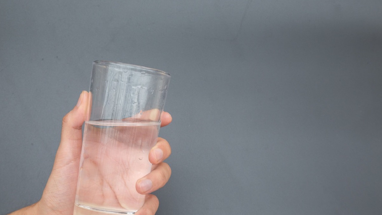 起床喝一大杯水对身体好不好,喝白开水喝多少会加重肾脏负担
