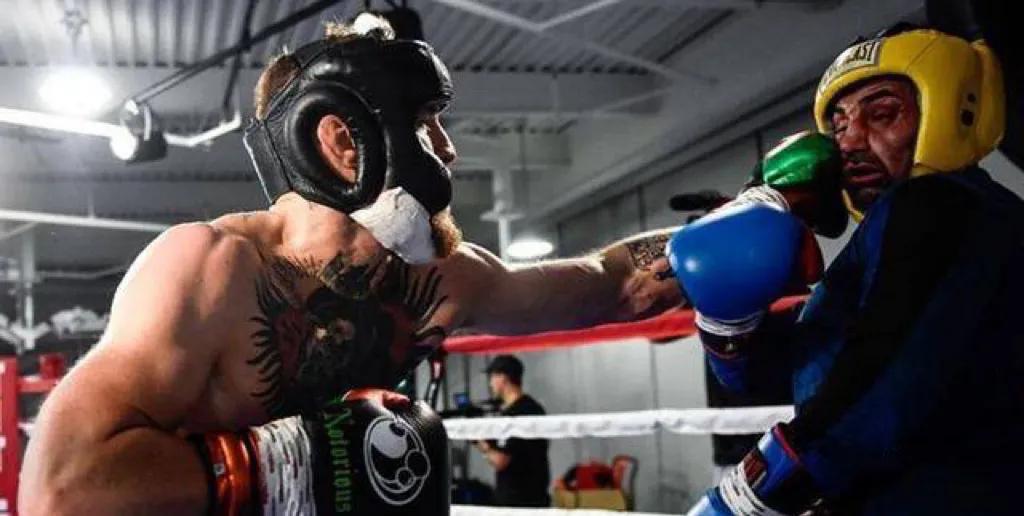 平时练拳击用什么拳套,新手练拳击如何出拳