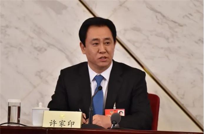 欠债2万亿，首富成“首负”，2023许家印力破“跳楼风波”？