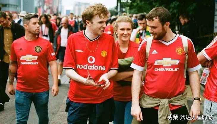 世界杯结束了，足球穿搭火了！欧阳娜娜、Jennie、Bella集体撞衫