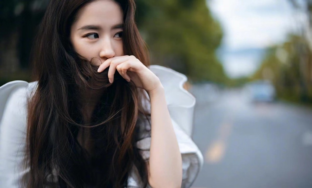 刘亦菲穿lv大衣走机场,刘亦菲一字带围巾