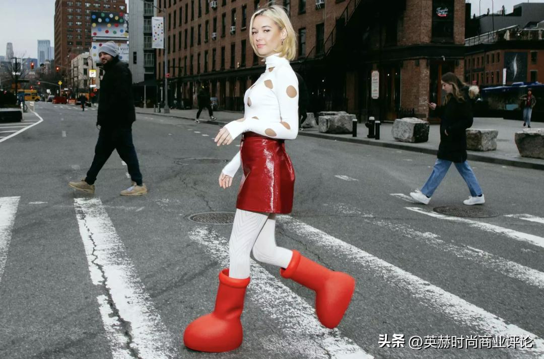 从「阿童木靴」到「马里奥鞋」，二次元席卷时尚界
