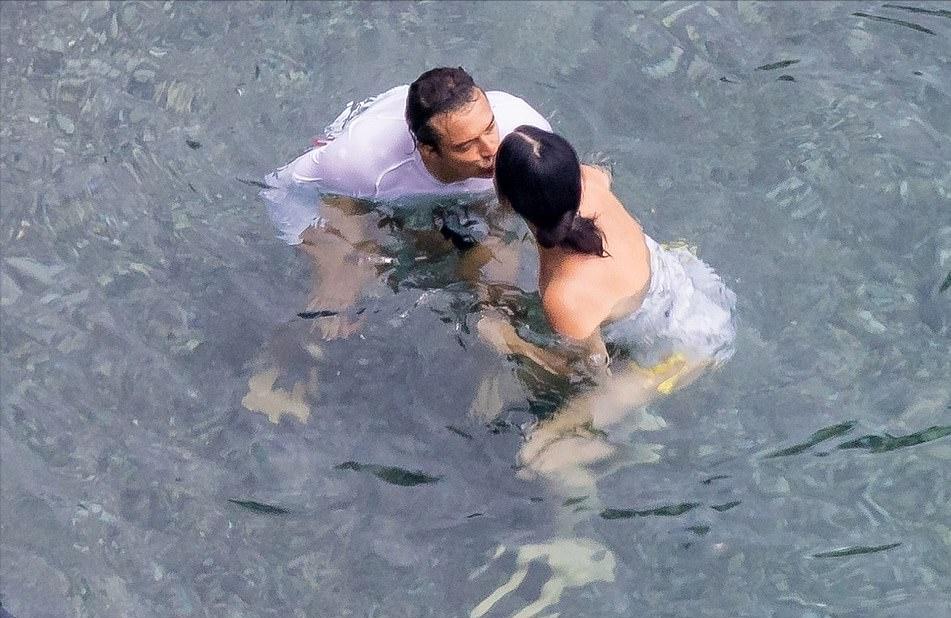 精灵王子一家三口海中嬉戏！34岁水果姐穿泳衣肚腩好真实，胖嘟嘟