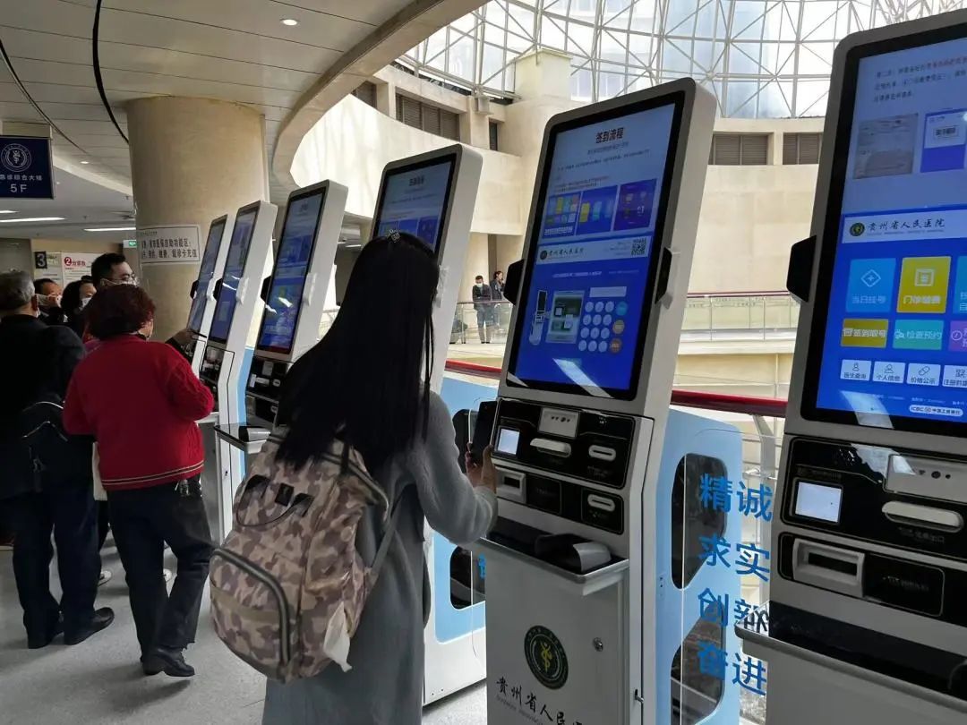 知知观察·身边的新兴职业（一）｜贵阳陪诊师：游走在刚需与质疑中的“临时家人”