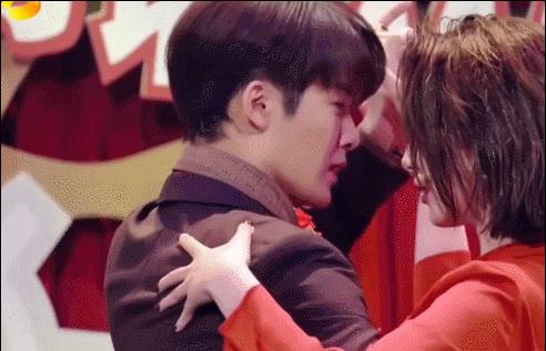 胡歌为礼仪小姐姐化解尴尬娱乐,胡歌帮礼仪小姐解围对比