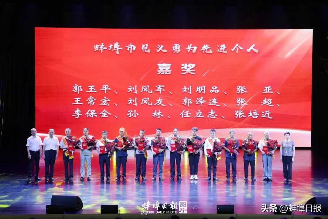 致敬英雄缅怀前行,缅怀英雄向他们致敬