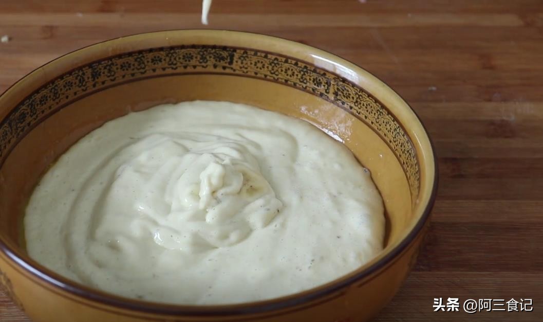香蕉油条怎么做酥脆松软,用香蕉和芝麻糊做油条