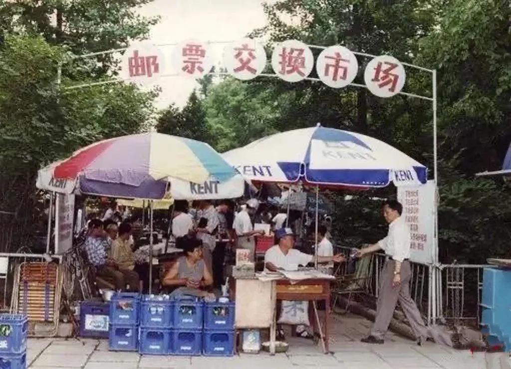 小伙拿一张猴票卖100万,80年代买猴票发财