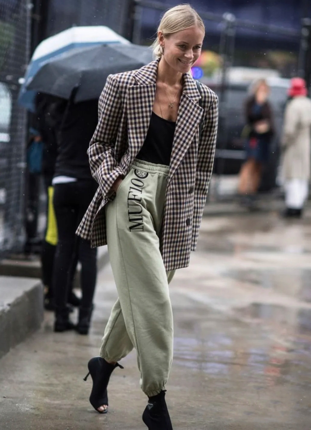 垫肩大西装时髦吗,红色西装时髦洋气