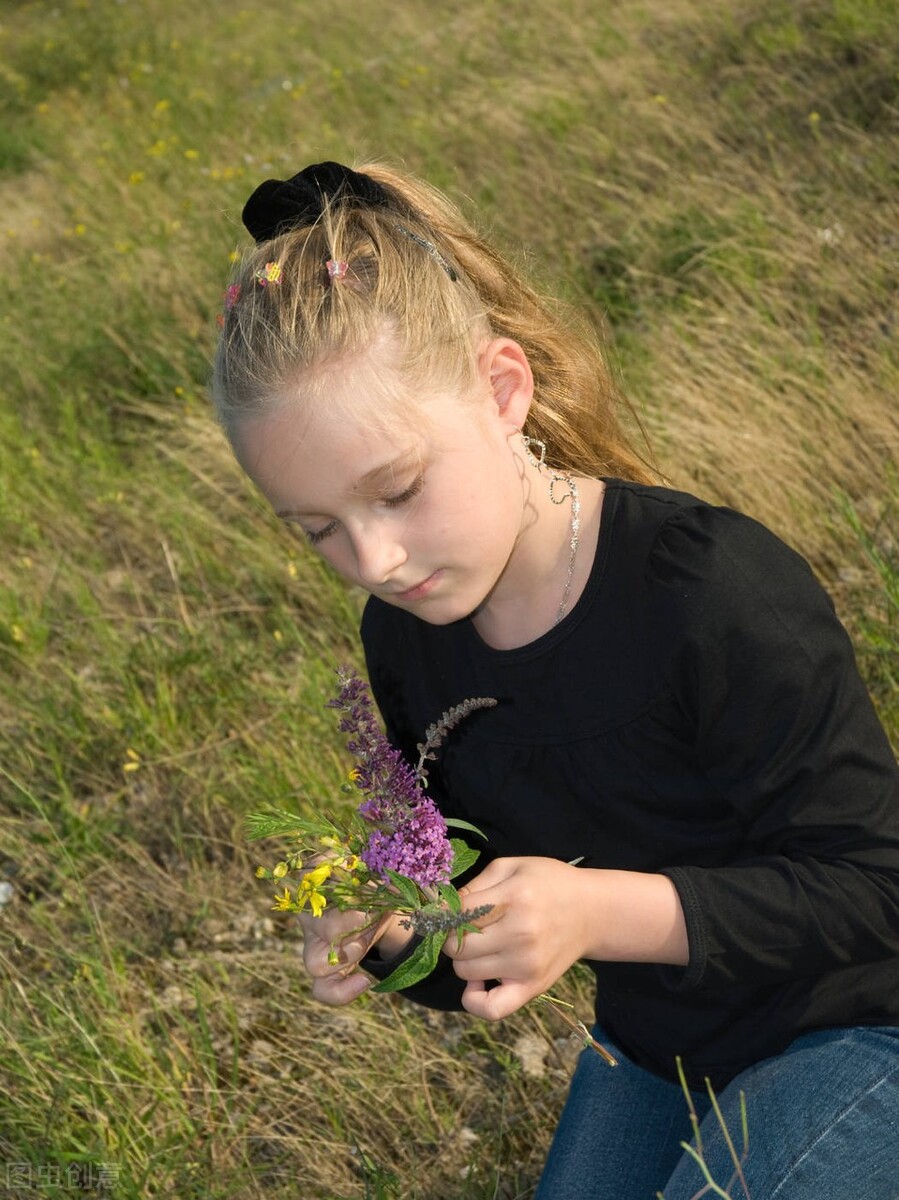 闺女上学谈恋爱怎么办,养女在家里没地位27岁不敢谈恋爱