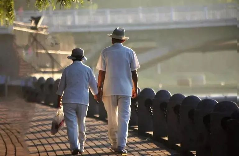 58岁阿姨的晚年有多幸福,56岁退休阿姨的心里话