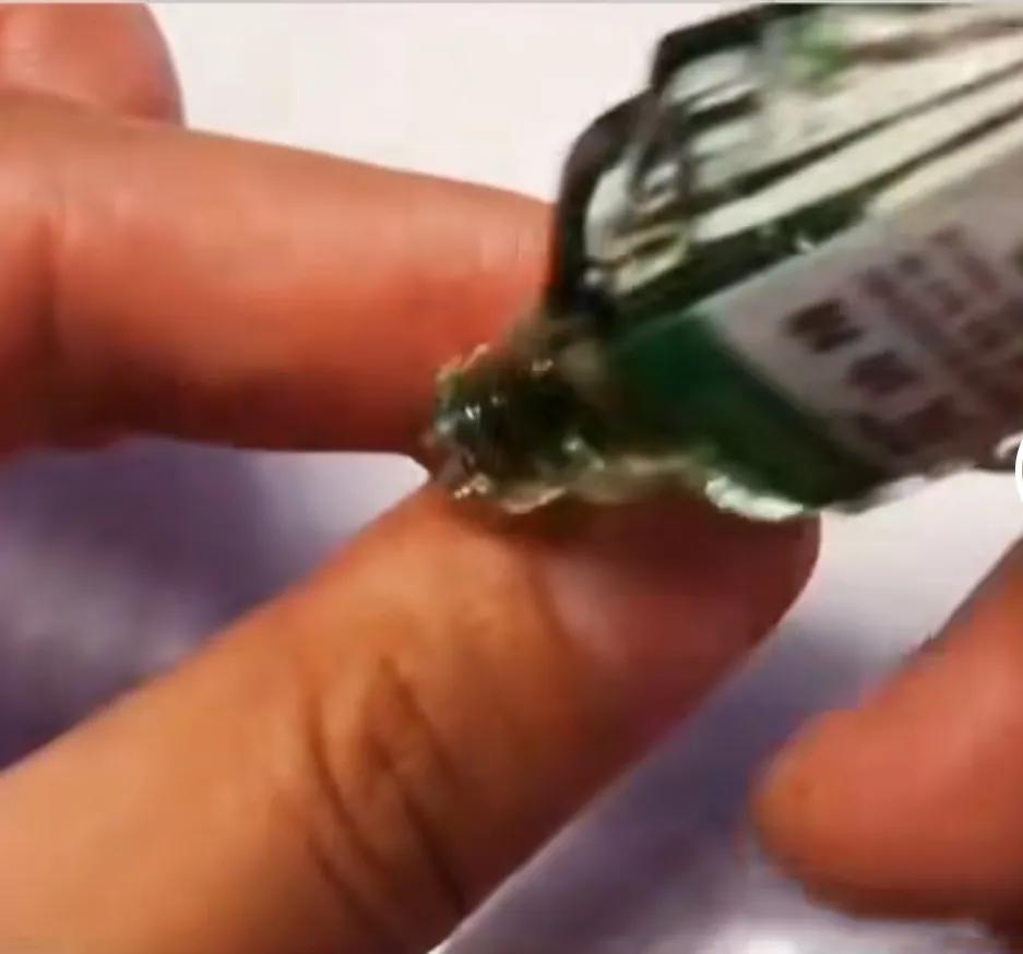 手上粘胶水了怎么去掉,胶水弄手上了怎么把胶水弄掉