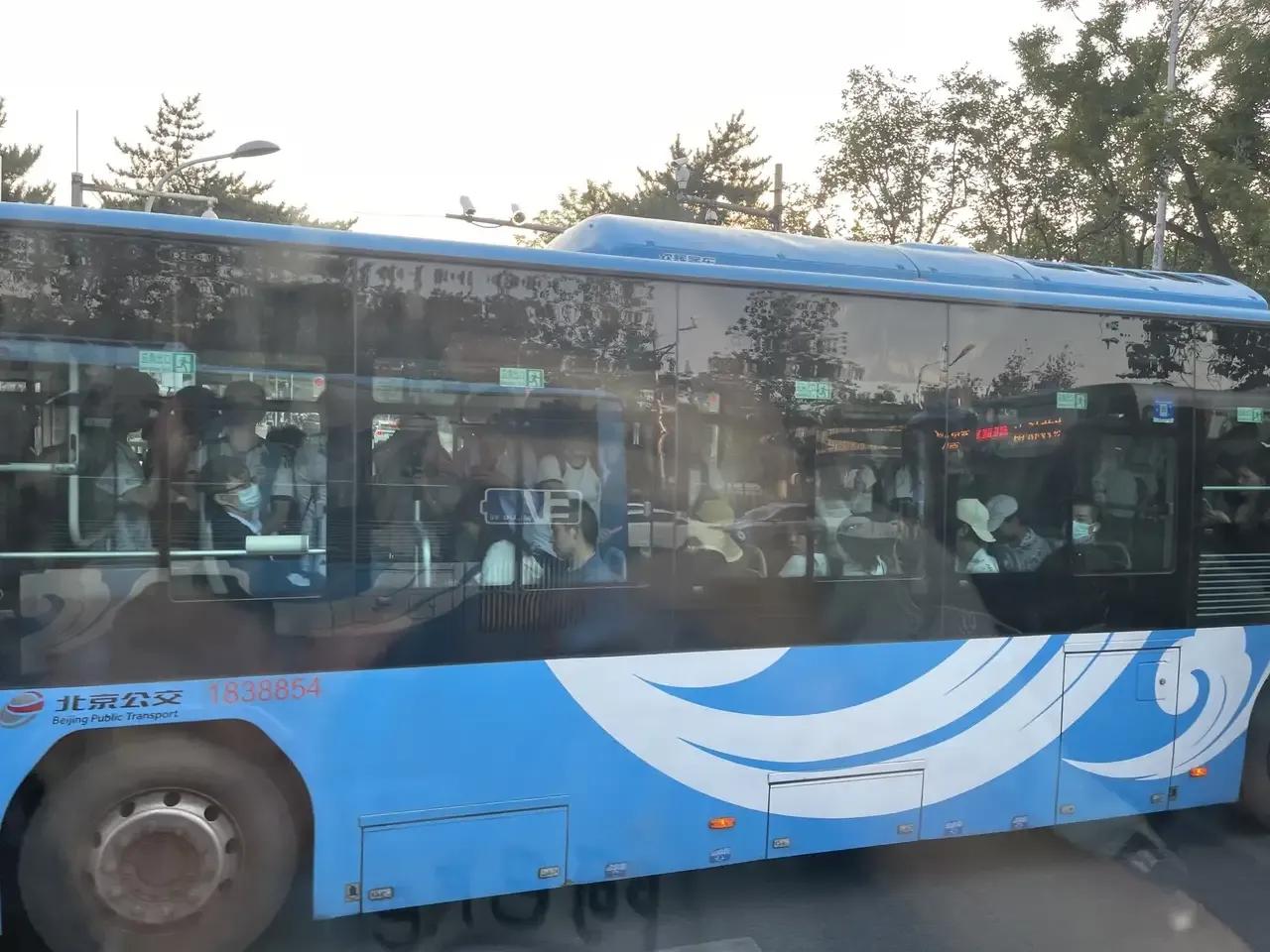 梅西的球迷挤着公交来了在工体又赢了门票炒到了2W梅西的球迷疯了